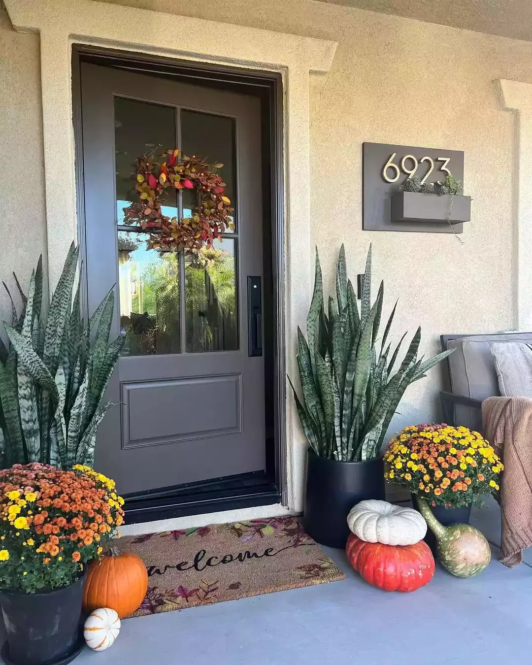 41 Beautiful Fall Outdoor Decorating Ideas to Transform Your Space This Season 31 Incorporate Your Everyday Plants