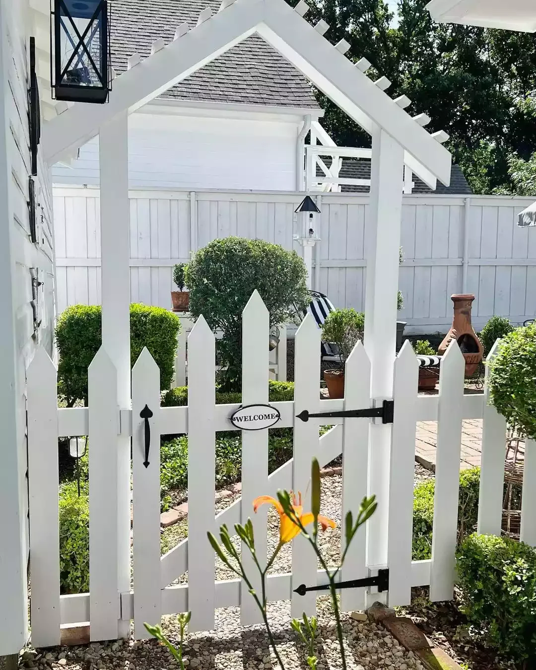 14 Affordable Picket Fence Ideas to Create Classic Charm and Enhanced Privacy in Your Outdoor Space Incorporate a Personal Touch