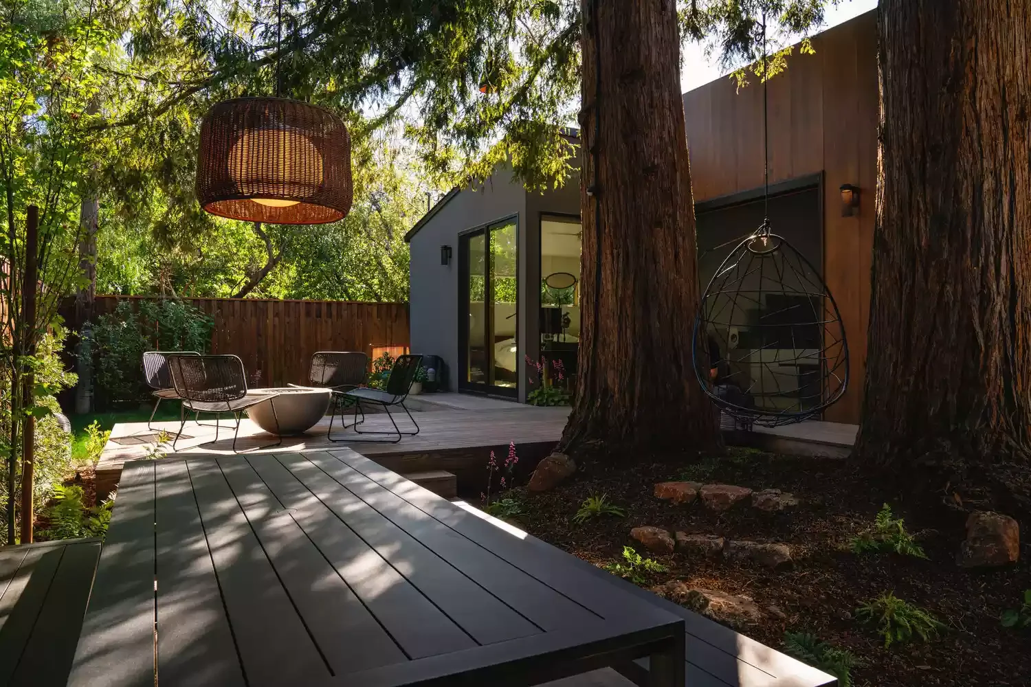 25 Amazing Backyard Transformations That'll Make Your Neighbors Totally Jealous 13 Indoor-Outdoor Lighting