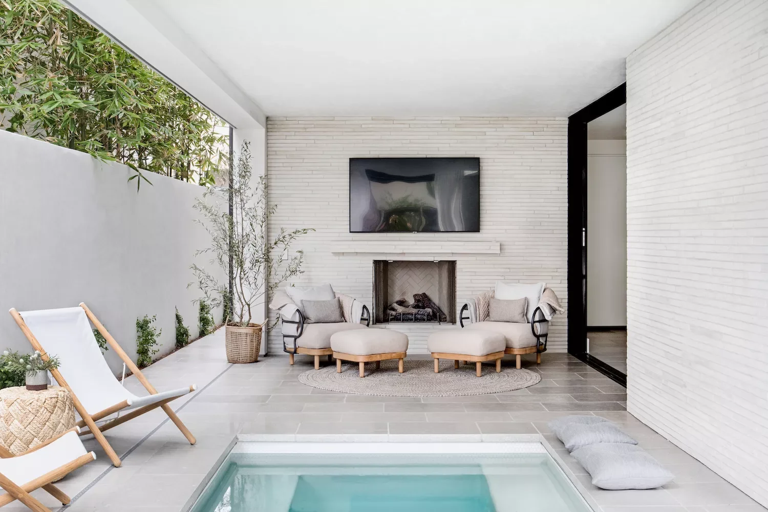 22 Brilliant Outdoor TV Ideas That Transform Your Backyard Into an Entertainment Paradise 6 Indoor-Outdoor Pool TV
