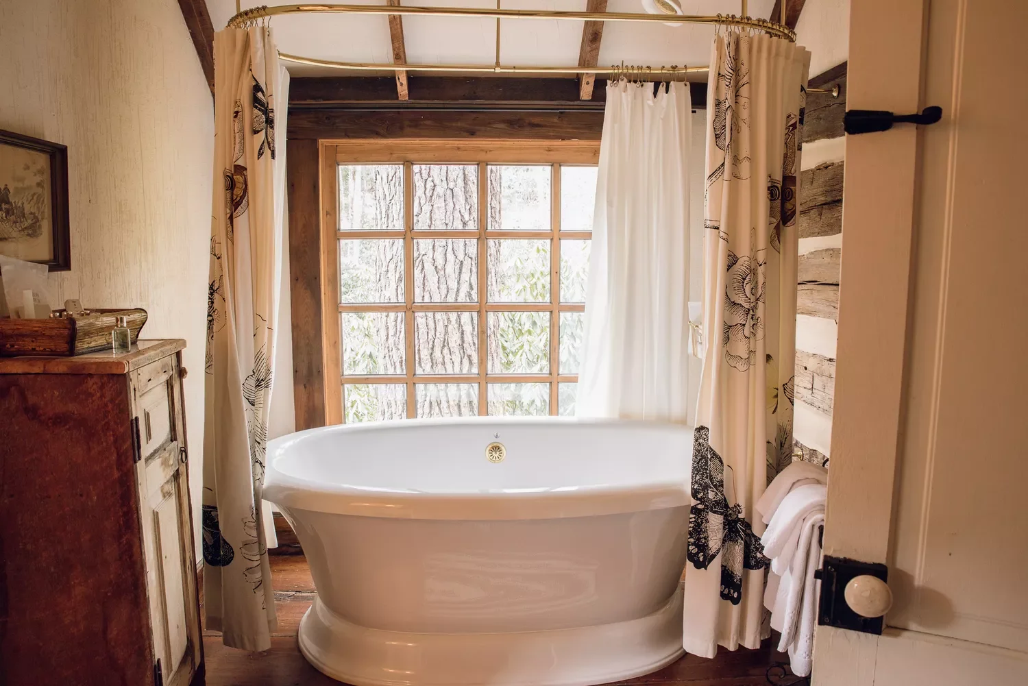 30 Rustic Bathroom Ideas That'll Give You Serious Country Cottage Vibes 29 Install a Wrap-Around Shower Curtain