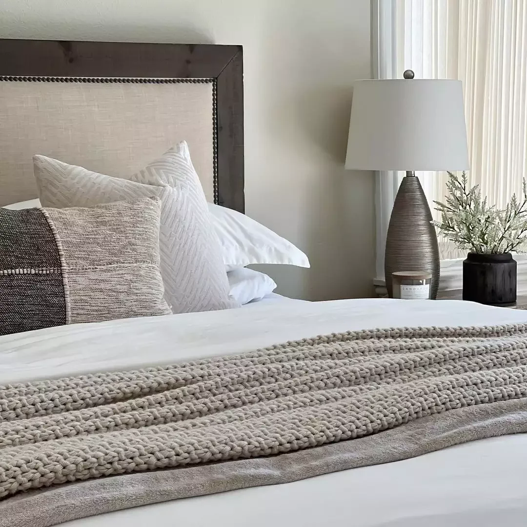 30 Cozy Bedding Ideas to Transform Your Bedroom Into a Dreamy Retreat 25 Invest in a Cozy Blanket