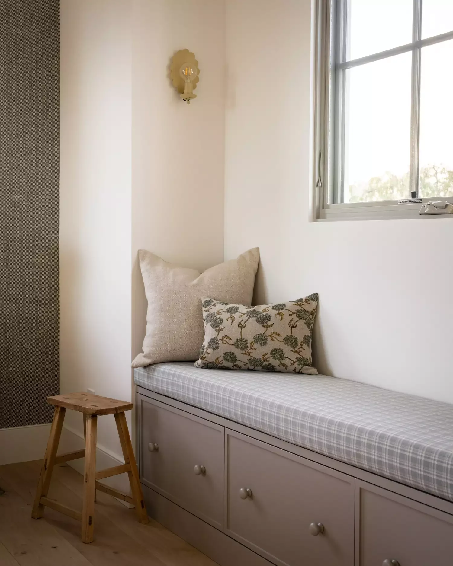 25 Stunning Mudroom Bench Ideas That Combine Style and Storage 19 Inviting Mudroom Bench