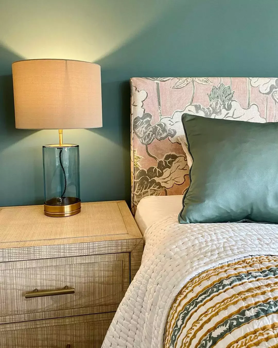 32 Stunning Teal Bedroom Designs That Will Transform Your Space 32 Keep Accessories Nice and Simple