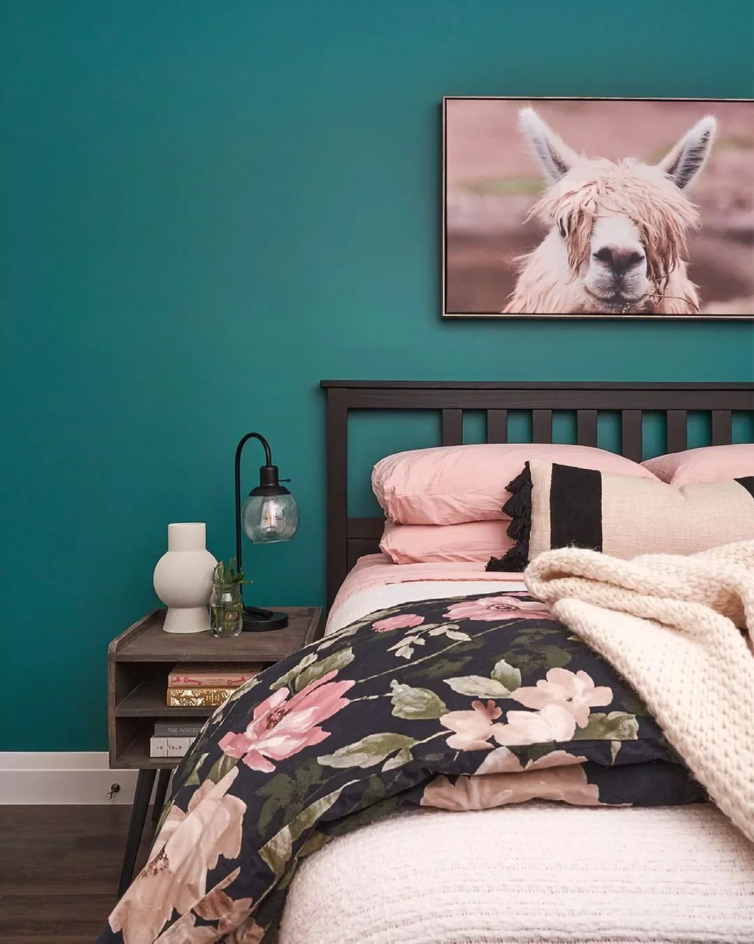 32 Stunning Teal Bedroom Designs That Will Transform Your Space 10 Keep Art to a Minimum