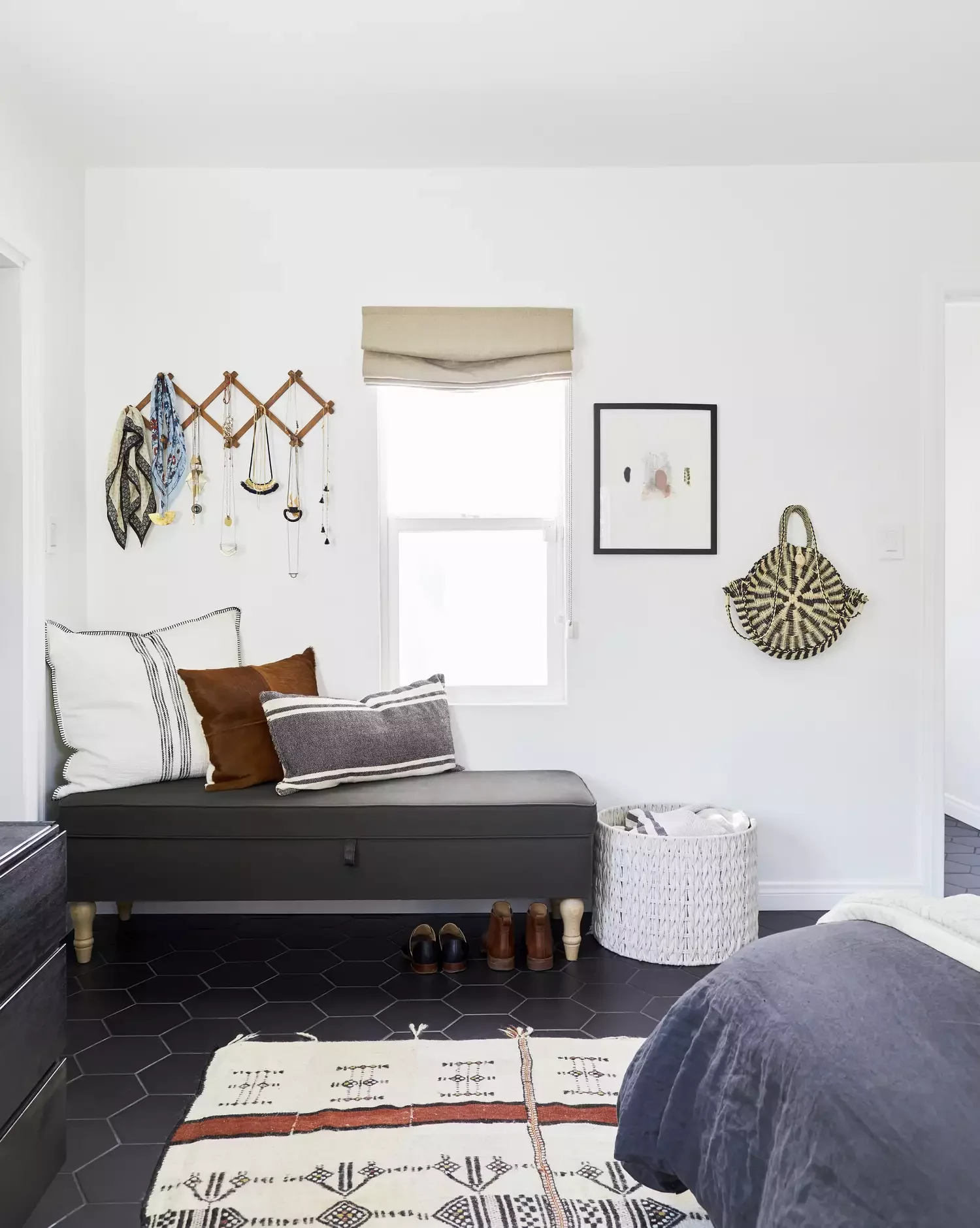 10 Brilliant Ways to Store Your Comforters Like a Pro Keep Bedding Close in a Storage Bench