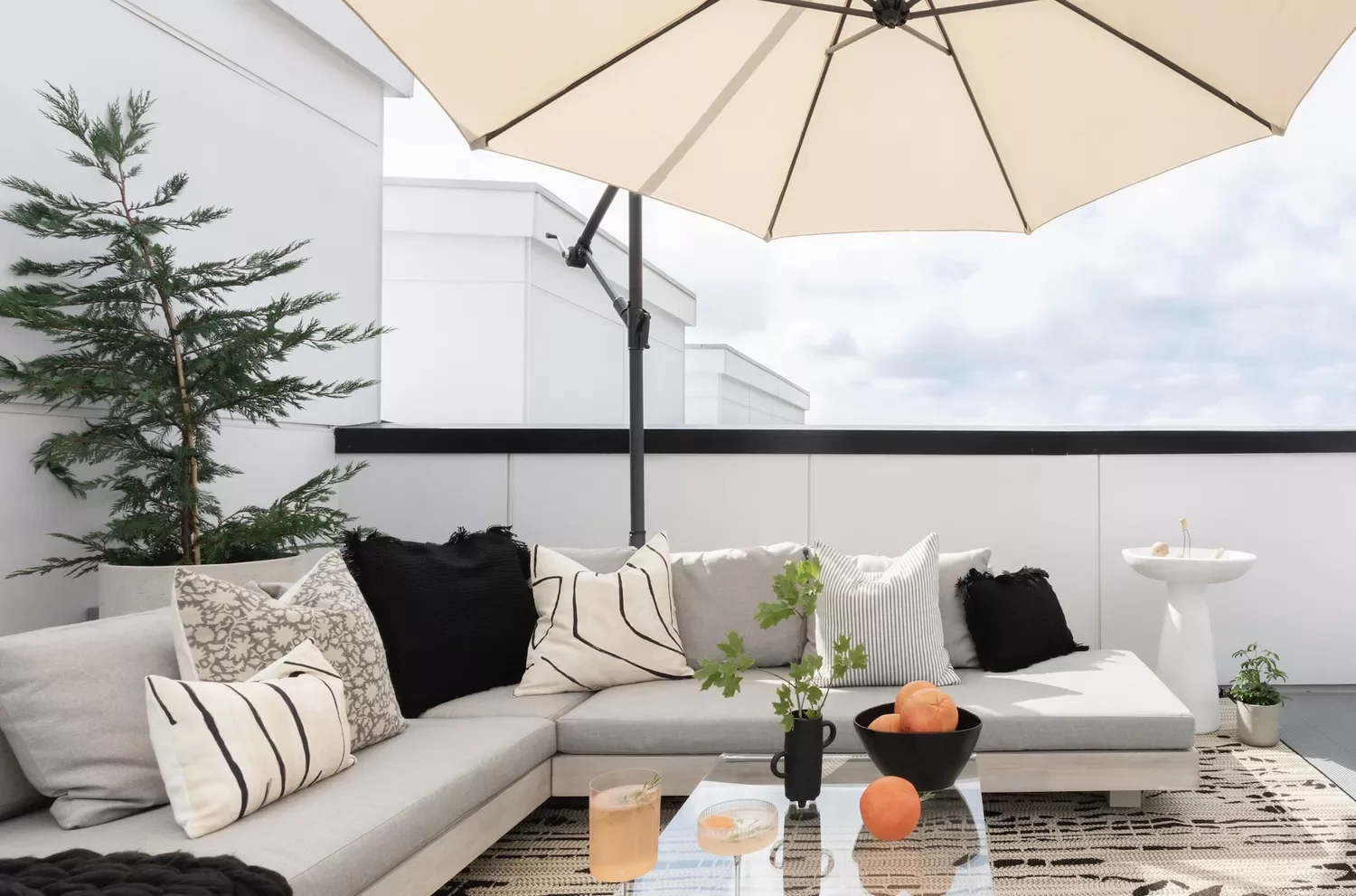 18 Stunning Outdoor Dining Ideas That'll Transform Your Backyard Into the Ultimate Summer Escape 1 Keep It Breezy With Neutral Colors