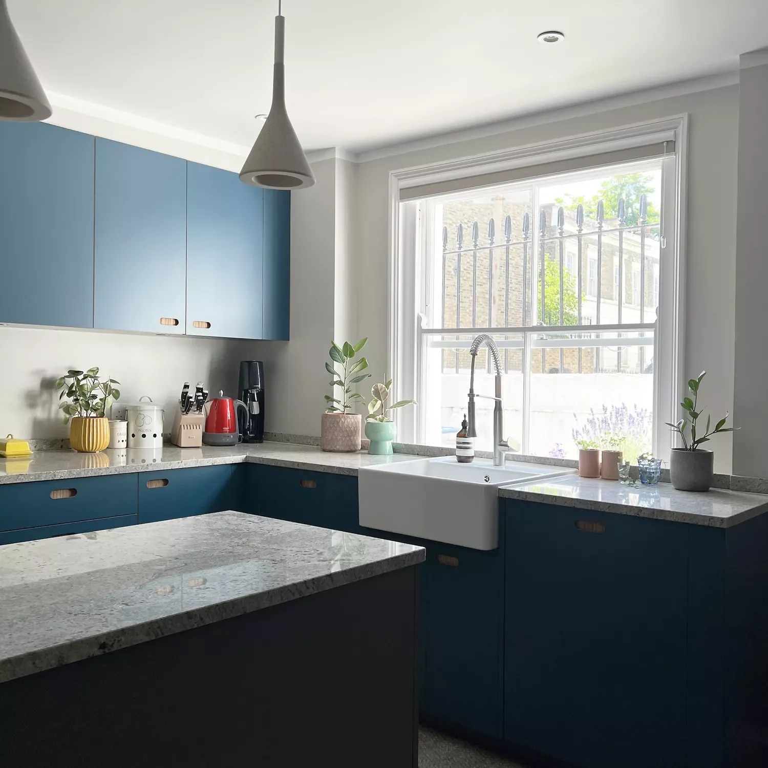 26 Stunning Navy Kitchen Cabinet Ideas That Will Transform Your Space 25 Keep It Bright