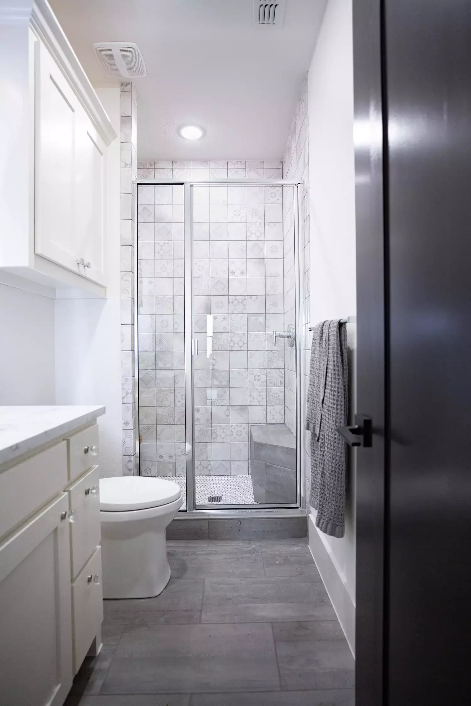 25 Stunning Gray Tile Ideas to Transform Your Bathroom Into a Showstopper 25 Keep It Contained