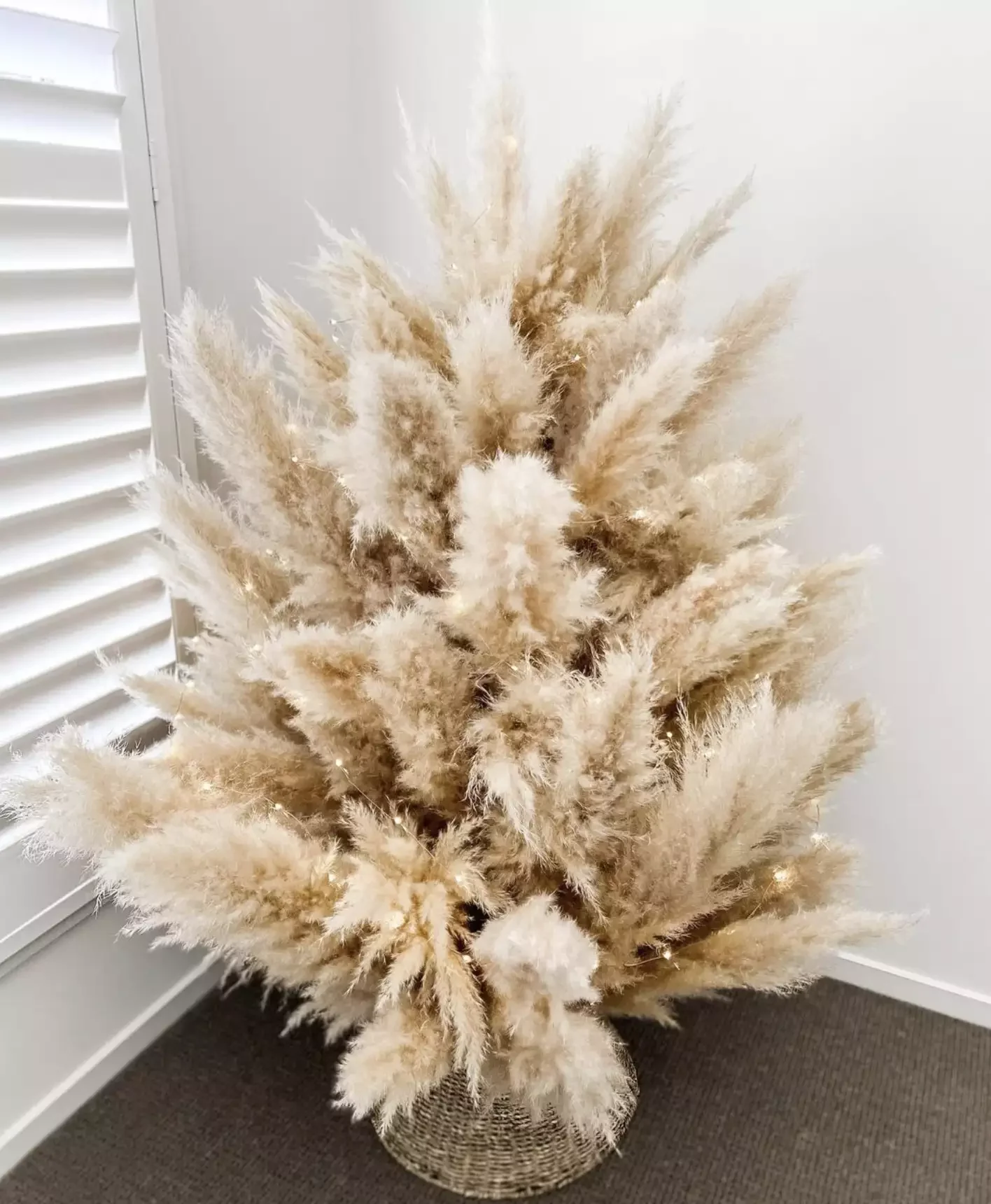 19 Stunning Pampas Grass Christmas Tree Ideas for Your Boho Holiday Style 12 Keep It Minimal