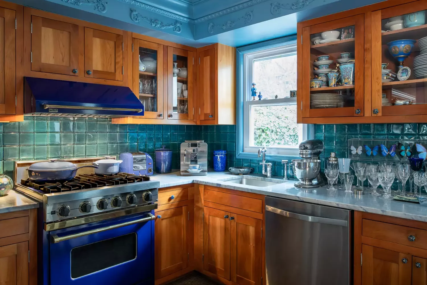 36 Eclectic Kitchen Ideas That Create Character Yet Stay Timeless Keep It Monochrome