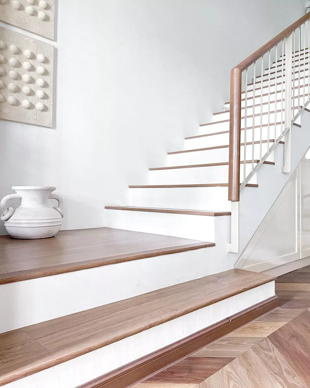 24 Creative Staircase Landing Decorating Ideas to Transform Your Space 17 Keep It Neutral