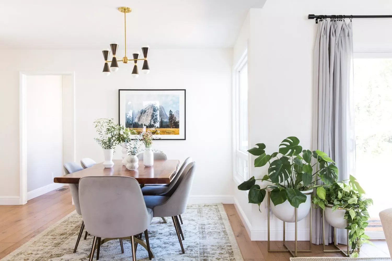 35 Beautiful Dining Room Rug Ideas That Will Transform Your Space 11 Keep It Simple With A White Patterned Rug