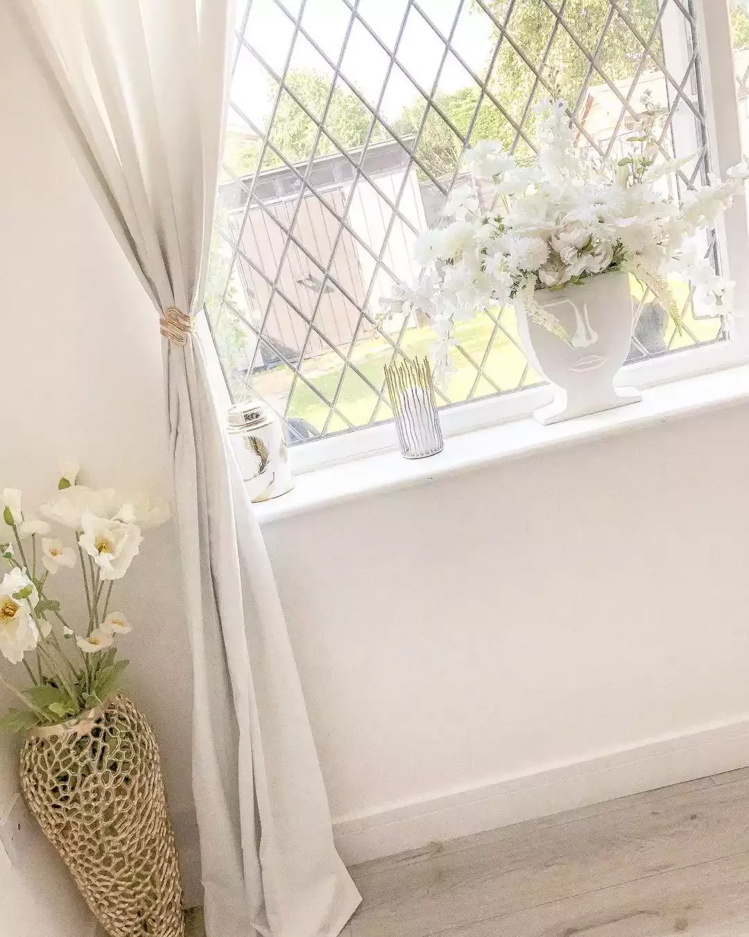 29 Stunning Large Floor Vase Ideas to Transform Your Home Decor 5 Keep It Simple