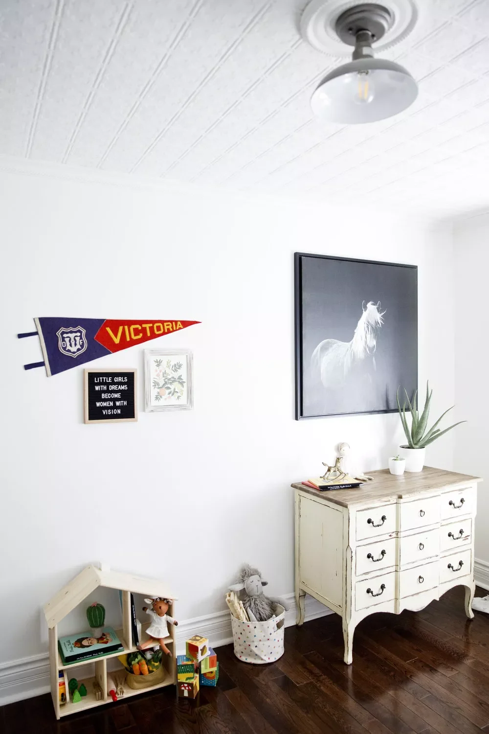 31 Creative Toddler Bedroom Ideas That Will Delight Both Kids and Parents 24 Keep Toys Accessible