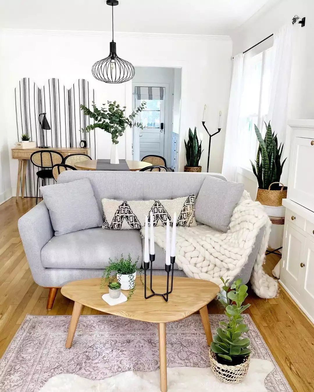 20 Brilliant Ways to Decorate Your Home with Candles 16 Keep the Coffee Table Simple
