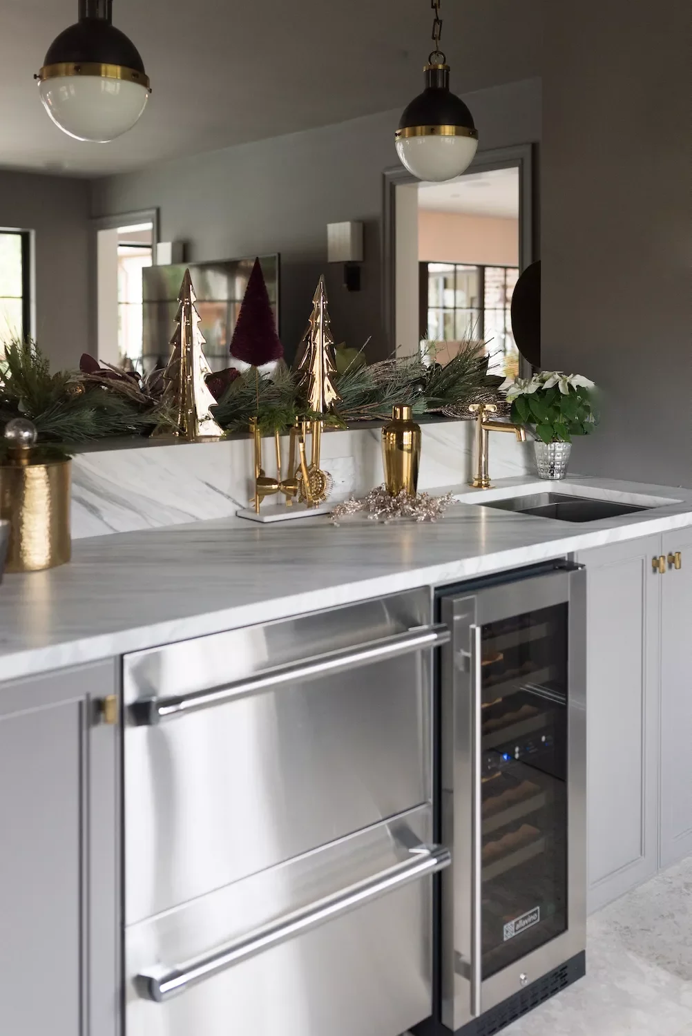 61 Stunning DIY Christmas Garland Ideas to Transform Your Holiday Decor 53 Kitchen Island Garland