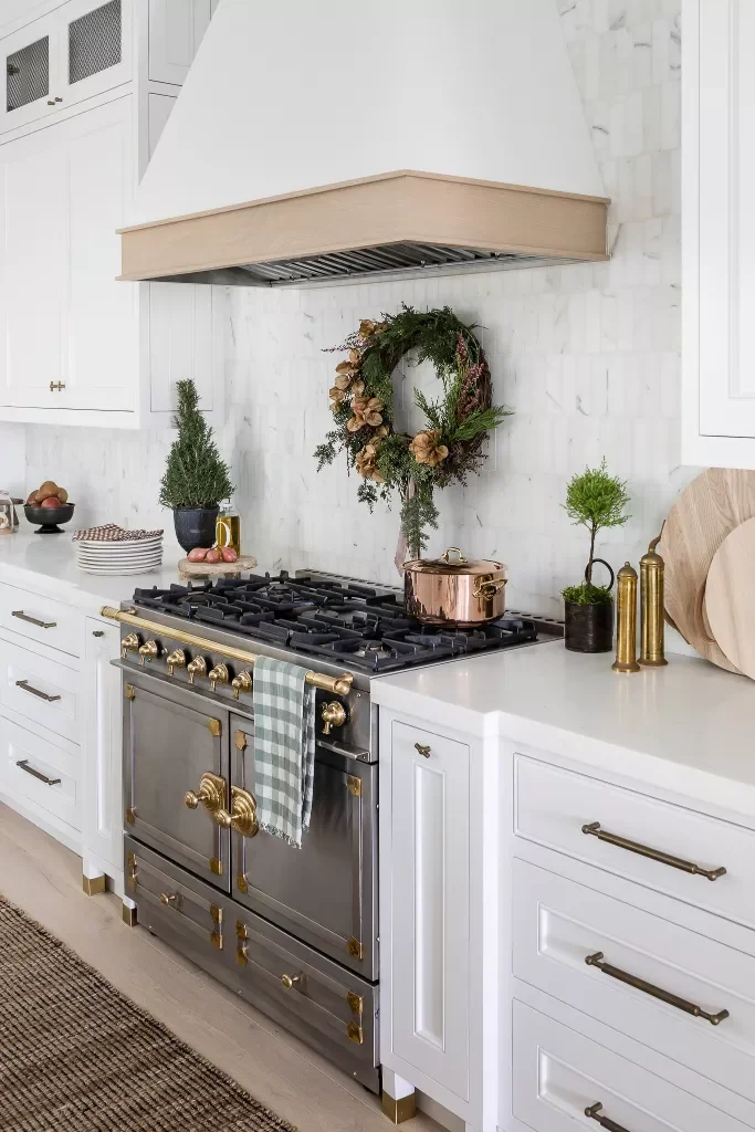 75 Stunning DIY Holiday Wreath Ideas to Transform Every Space in Your Home 11 Kitchen Range Wreath
