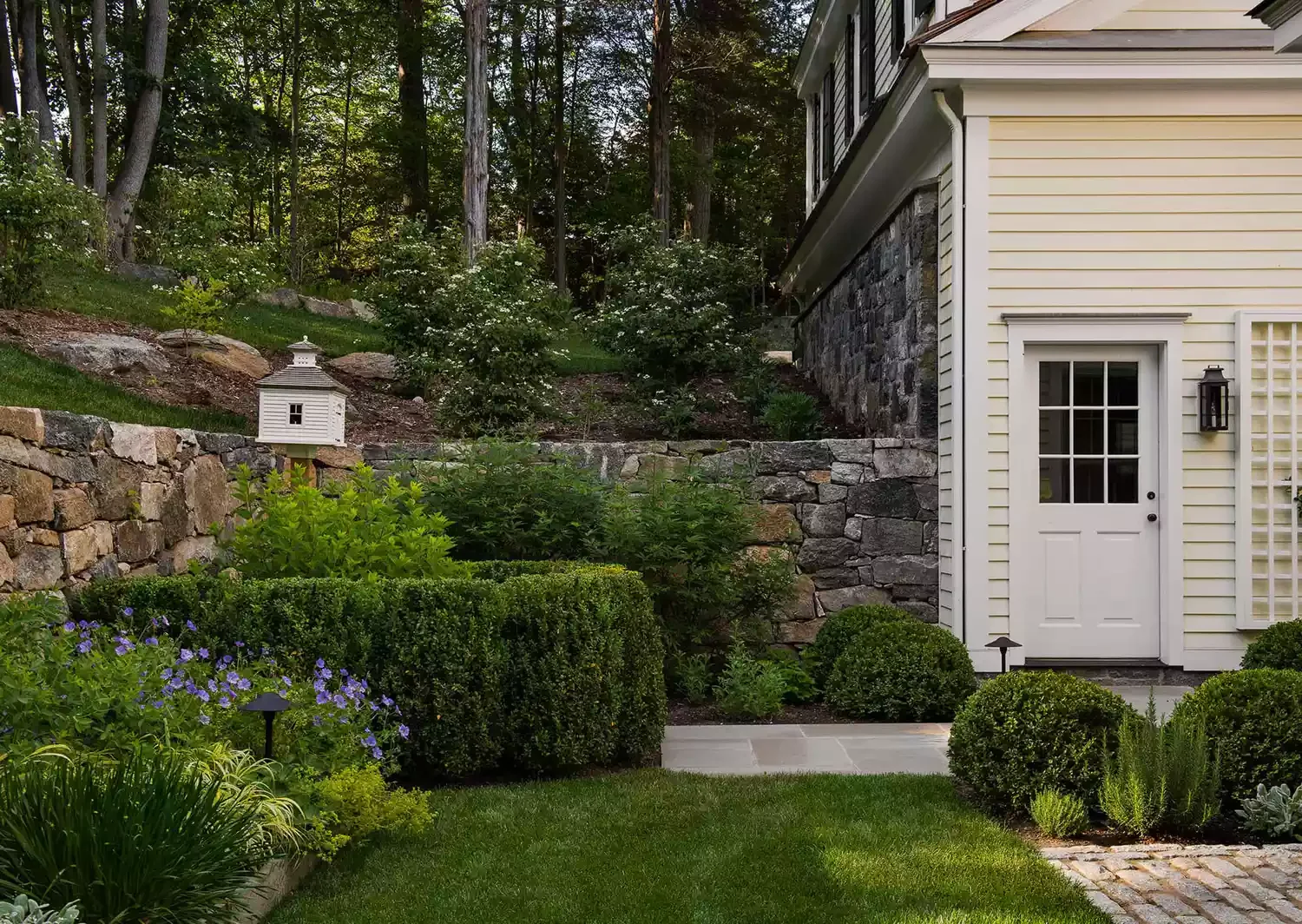 52 Beautiful Courtyard Ideas That Transform Your Outdoor Living Space Landscaped Courtyard