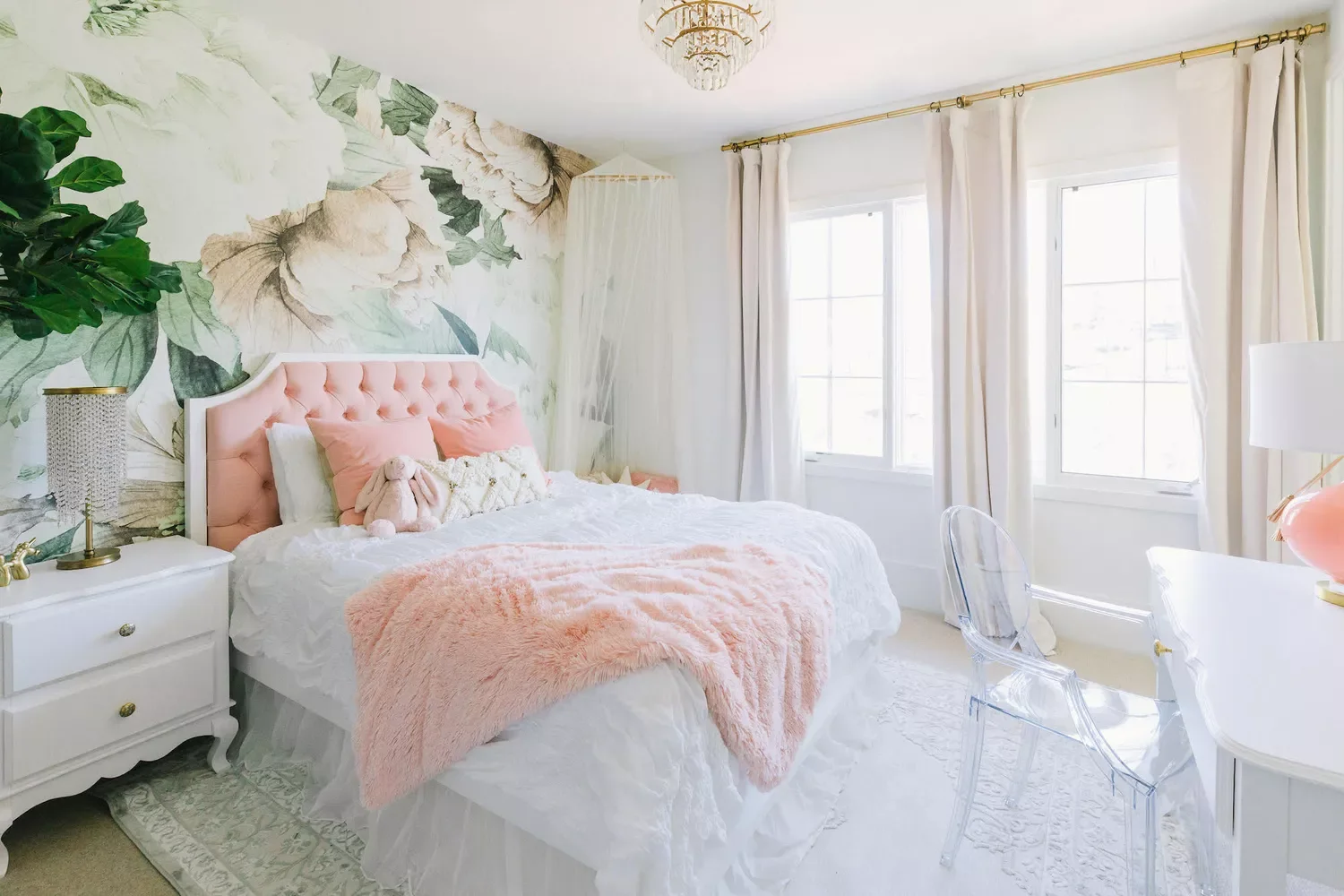27 Stunning Girls' Bedroom Ideas She'll Absolutely Adore 12 Large-Scale Florals