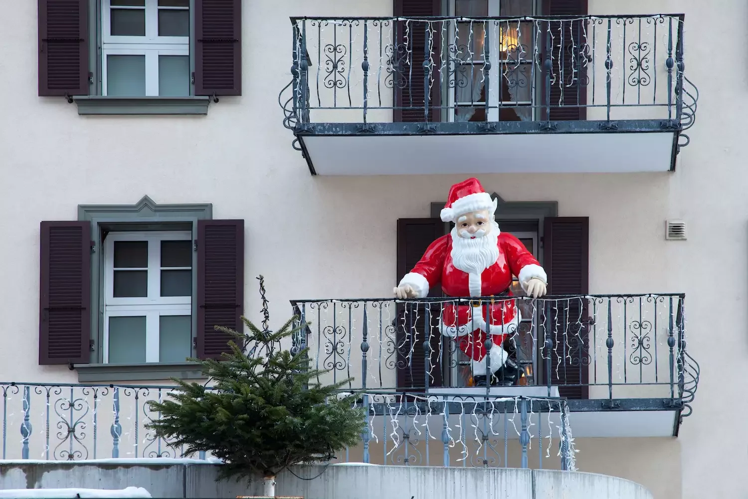 25 Christmas Balcony Ideas That Create a Holiday Wonderland Larger-Than-Life Santa