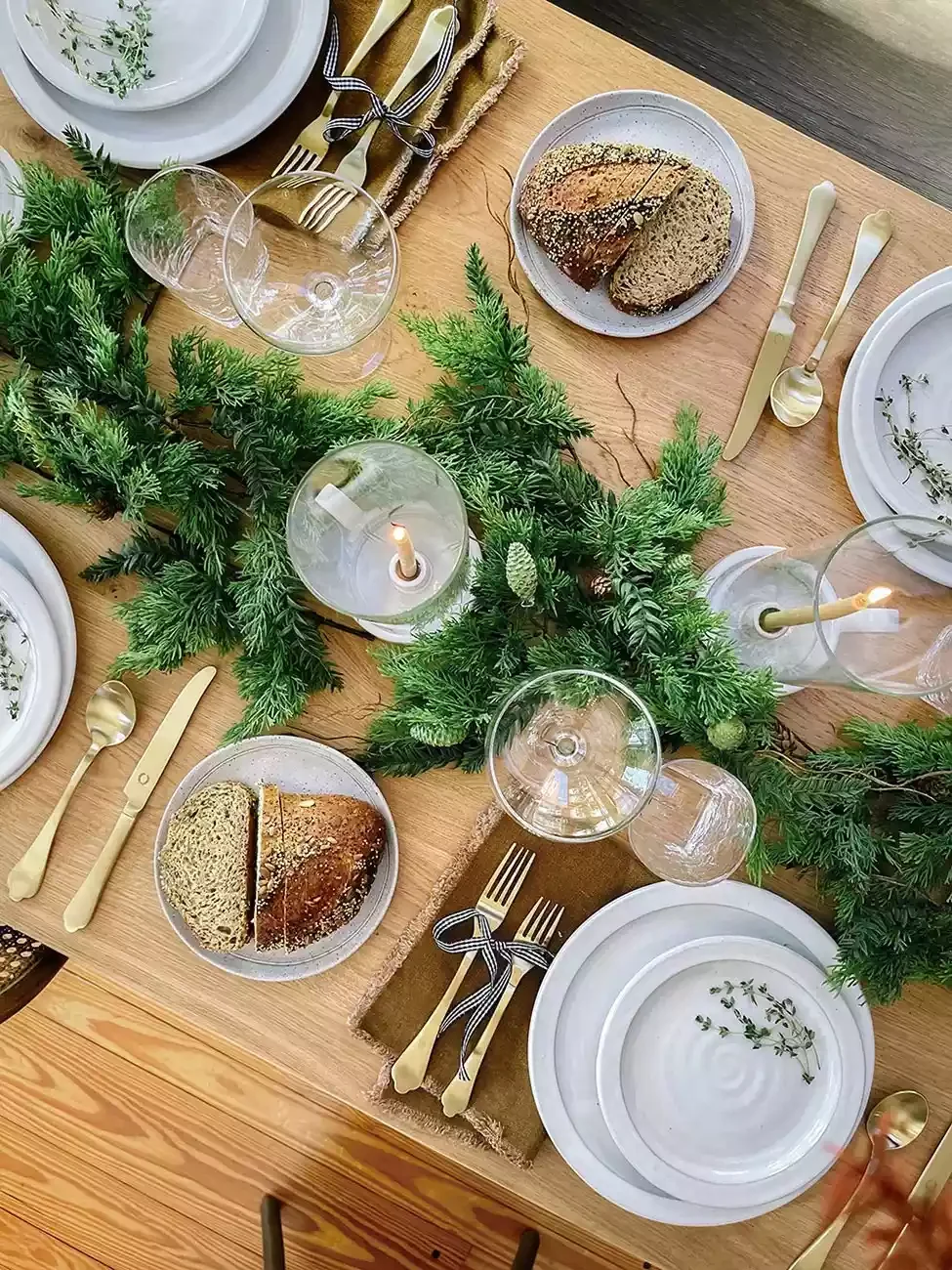 50 Festive Christmas Party Decorating Ideas Your Guests Will Absolutely Adore 50 Lay Table Garlands