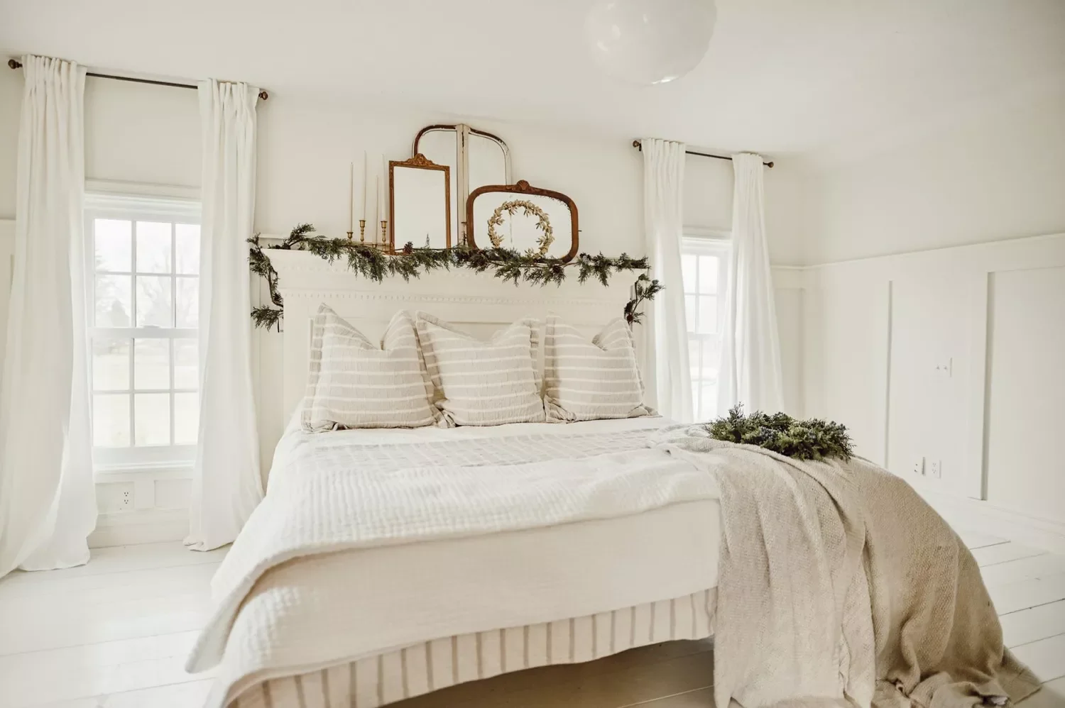 32 Christmas Bedroom Decor Ideas That Make Mornings Magical Layer Vintage Mirrors