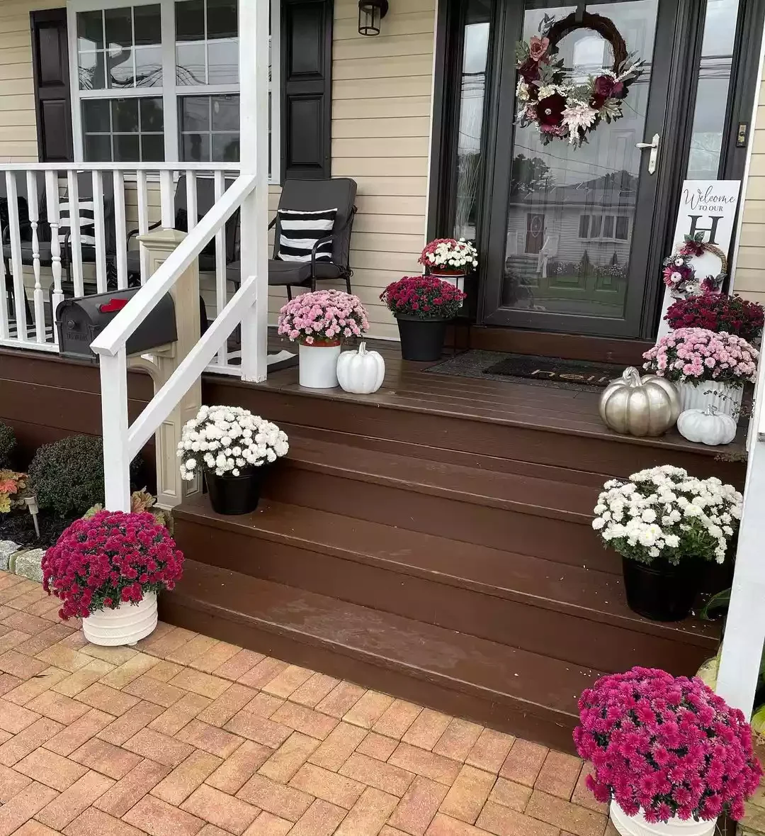 52 Autumn Front Porch Ideas That Will Transform Your Home's Entrance This Fall 17 Lean Into Your Color Palette