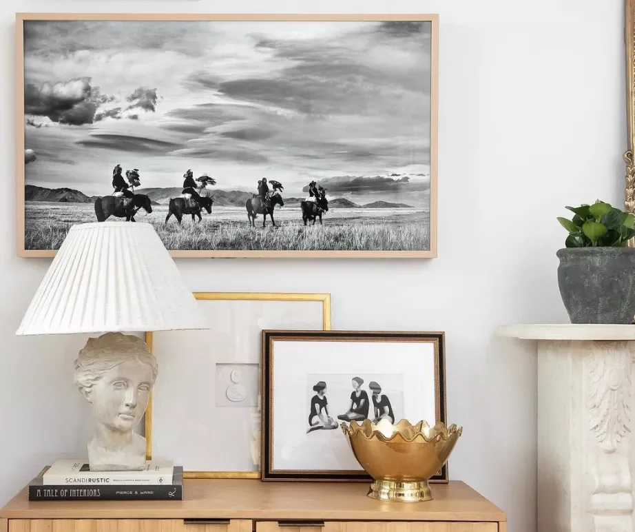 21 Beautiful Ways to Style Your TV Console Like a Pro 22 Lean Your Artwork