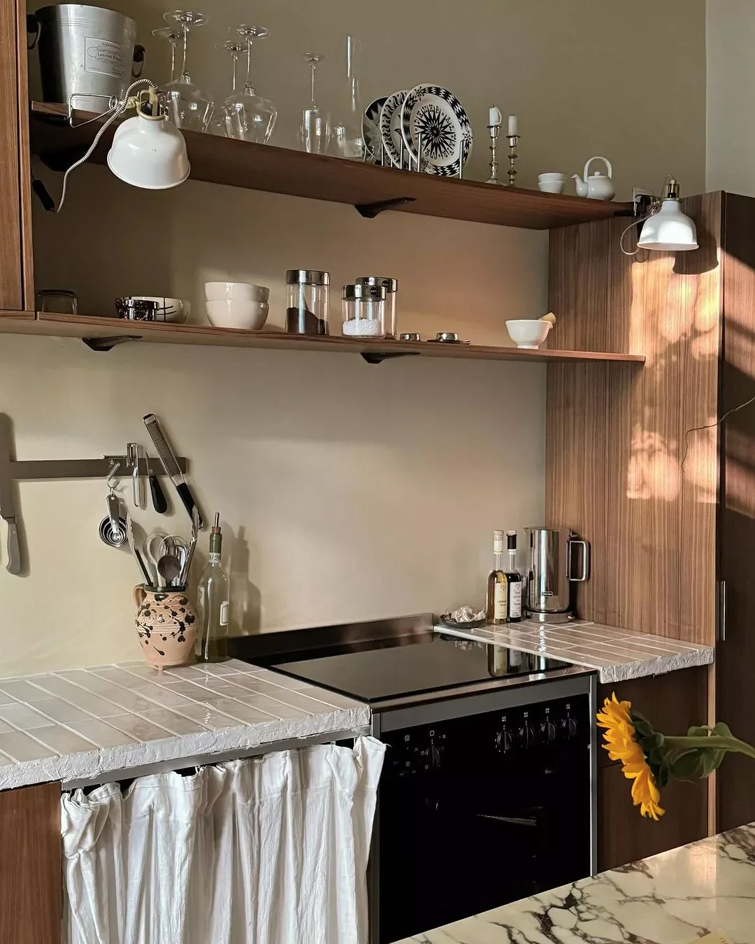 52 Creative Apartment Kitchen Ideas That Keep Your Security Deposit Safe 51 Leave Some Empty Space