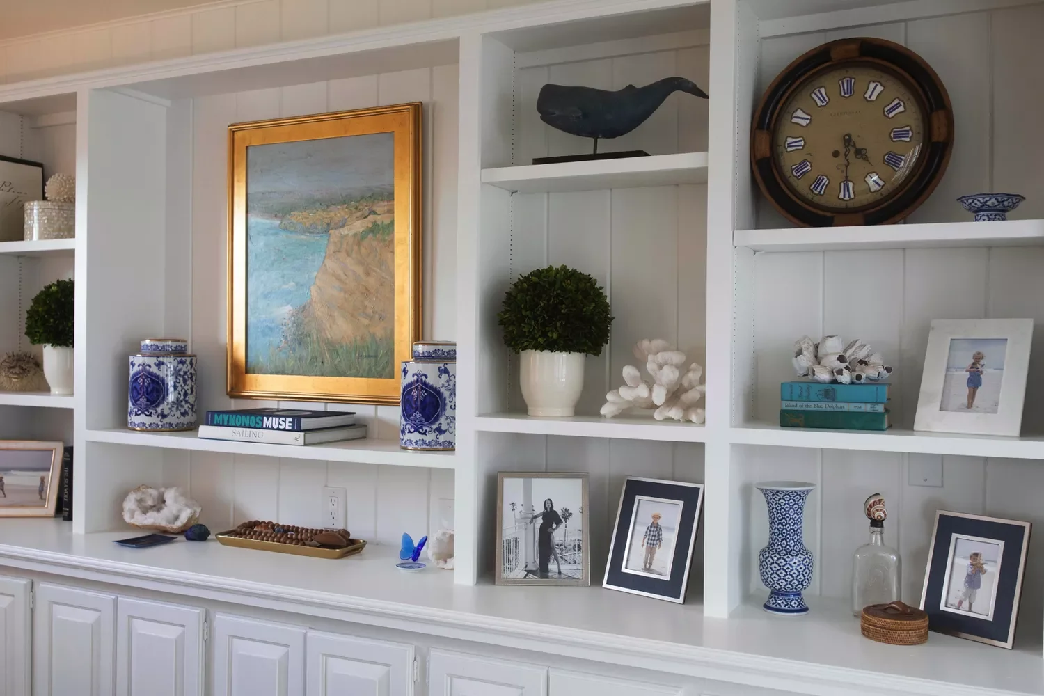 36 Coastal Home Decor Ideas That Transform Your Space Into a Seaside Sanctuary 14 Let Accessories Shine
