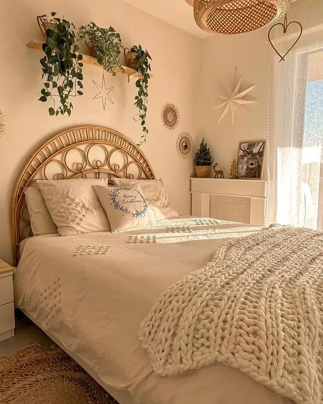 37 Beautiful Aesthetic Bedroom Ideas to Transform Your Space 32 Let Plants Float
