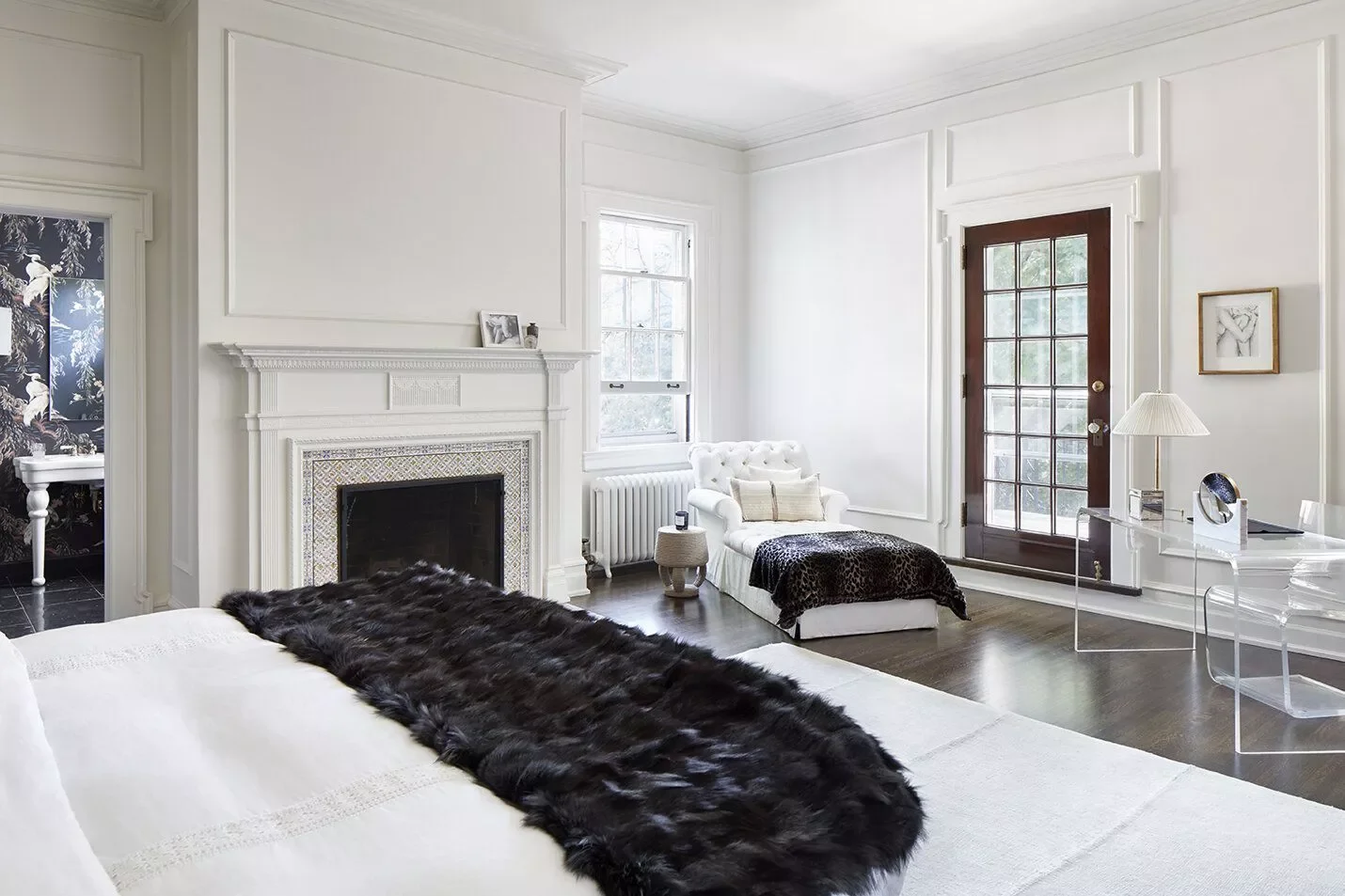 45 Bedroom Office Ideas to Perfect Your Work-Life Balance 18 Let Your Desk Face Outward