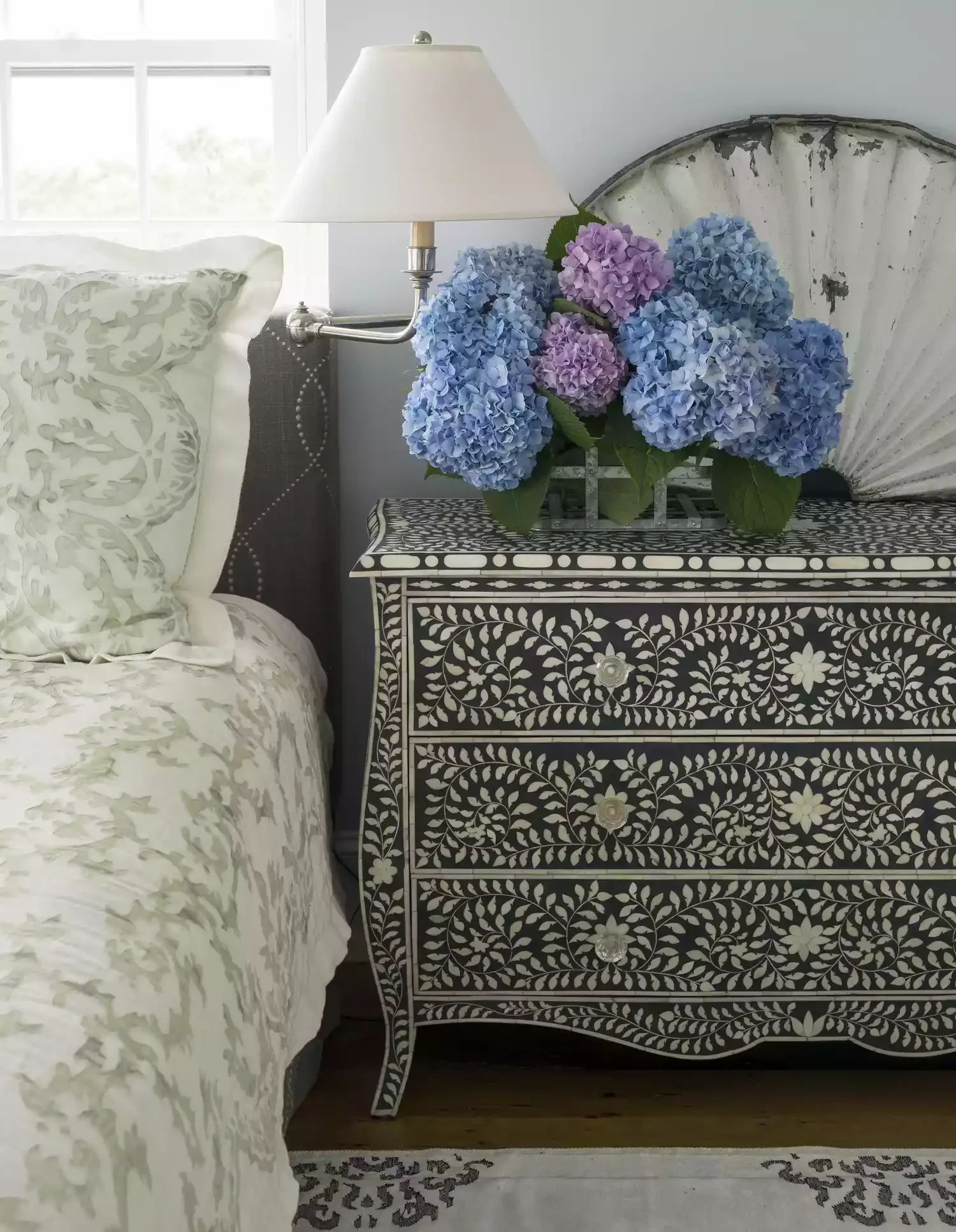 36 Coastal Home Decor Ideas That Transform Your Space Into a Seaside Sanctuary 2 Let the Flowers Flow