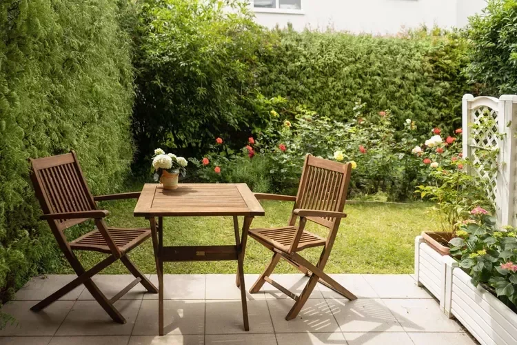 32 Stunning Ways to Transform Your Backyard Into a Personal Oasis 7 Let the Hedges Grow