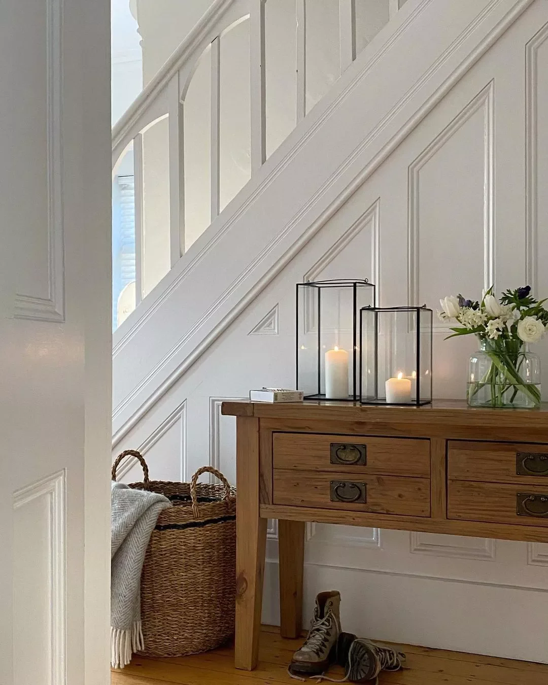 30 Stunning Entryway Table Styling Ideas That Welcome You Home 23 Light Up Those Lanterns
