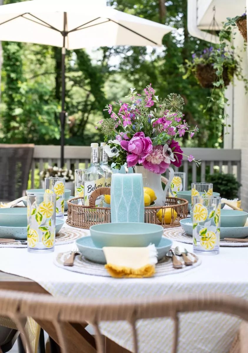 34 Stunning Tablescape Ideas to Transform Your Dining Experience All Year Long Light and Lemony Tablescape