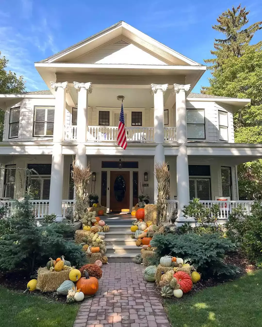 52 Autumn Front Porch Ideas That Will Transform Your Home's Entrance This Fall 30 Line Your Walkway