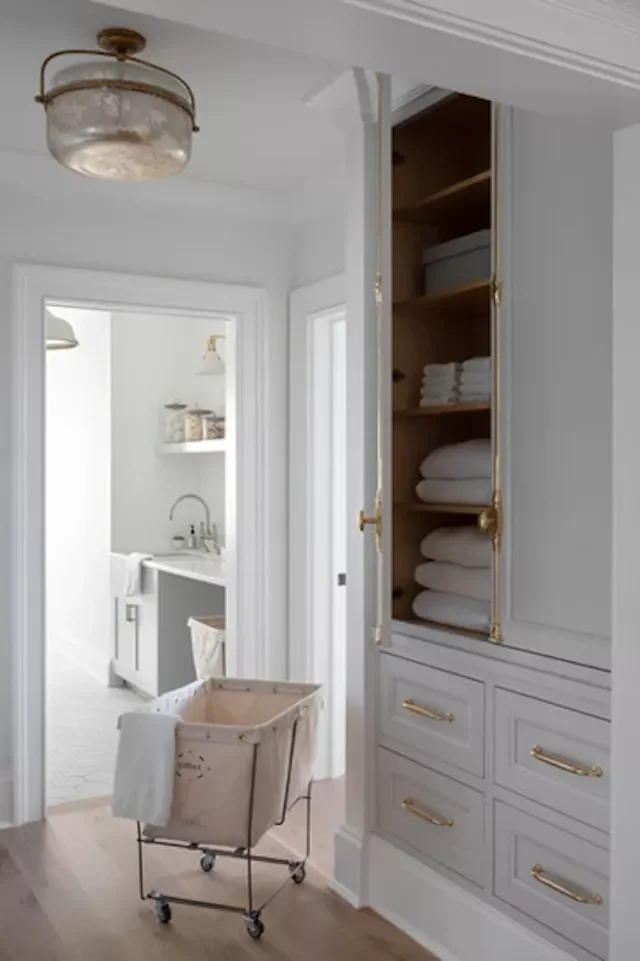 22 Smart Ways to Organize and Store Your Pillows at Home Linen Closet