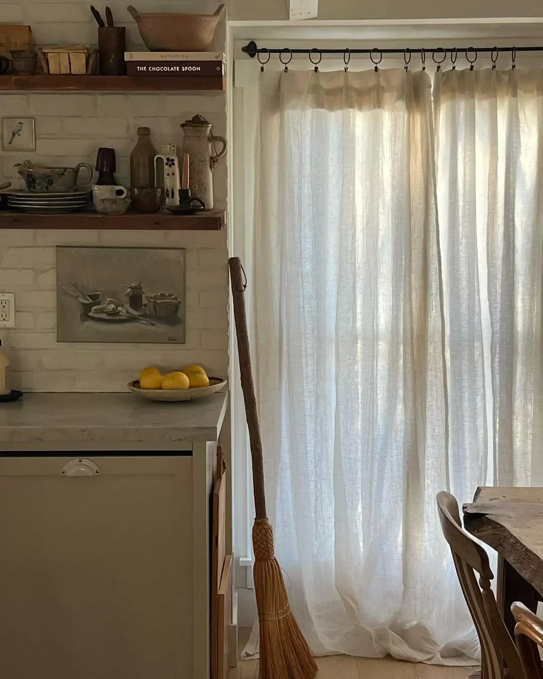 68 Charming Farmhouse Kitchen Ideas That Never Go Out of Style Linen Window Treatments in Farmhouse Kitchen