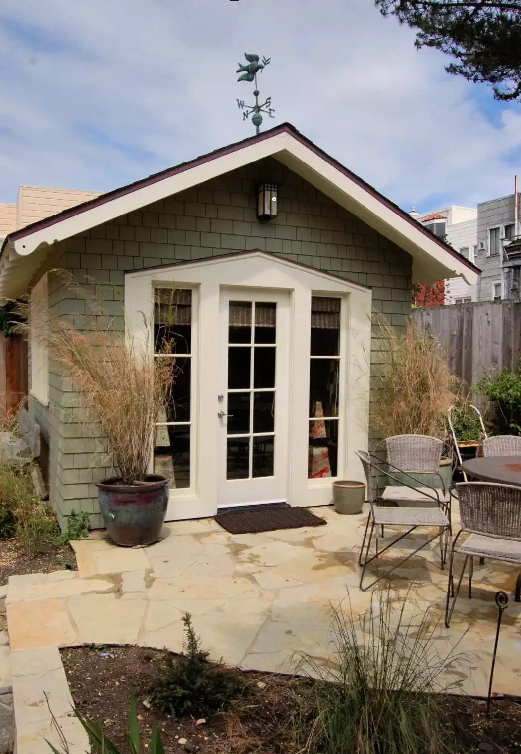 21 Inviting Guest House and Cottage Designs That Welcome Everyone 15 Little House in the Big City