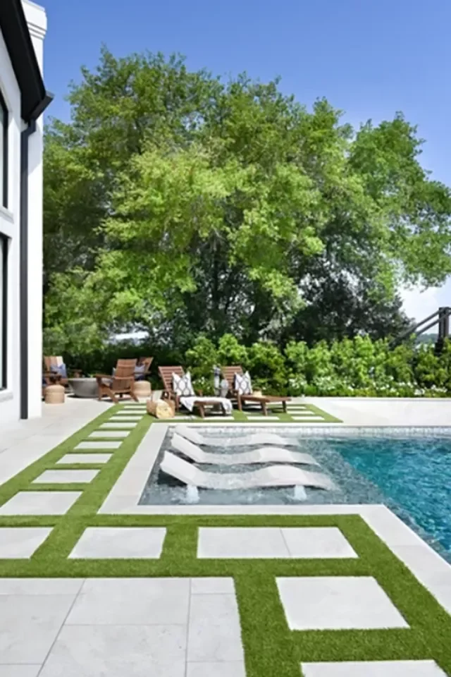 Lounge Pool Water Feature