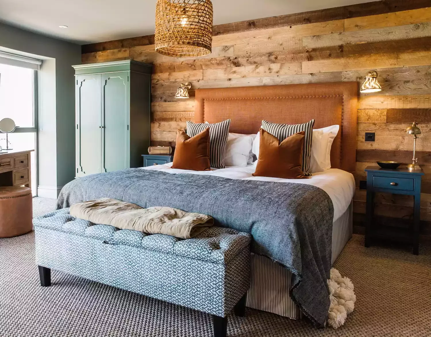 22 Rustic Bedroom Designs That Create Your Perfect Cozy Retreat 23 Luxe Bedroom