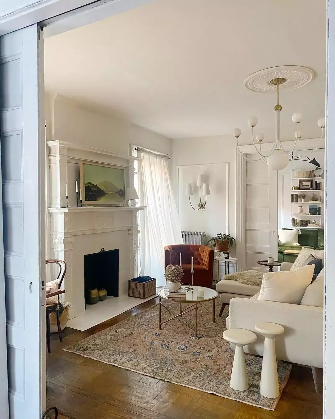 25 Stunning Vintage Living Room Ideas That Never Go Out of Style 12 Luxe Lighting