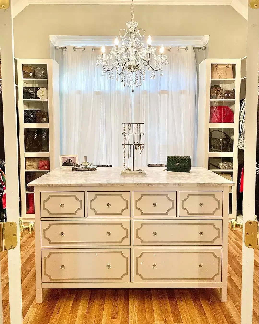 23 Walk-In Closet Island Ideas That Will Transform Your Dressing Room Magnificent Marble