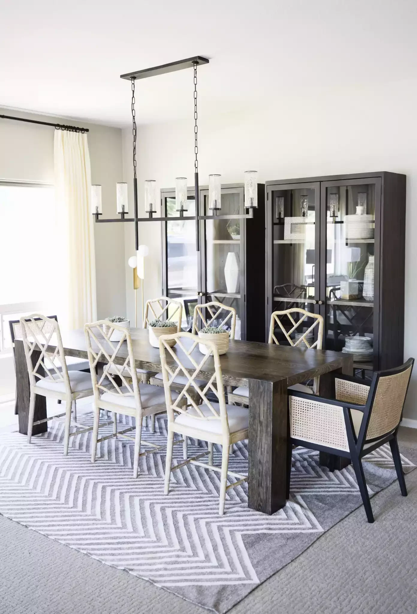 38 Charming Coastal Farmhouse Decorating Ideas to Transform Your Home 28 Make Dining a Breeze