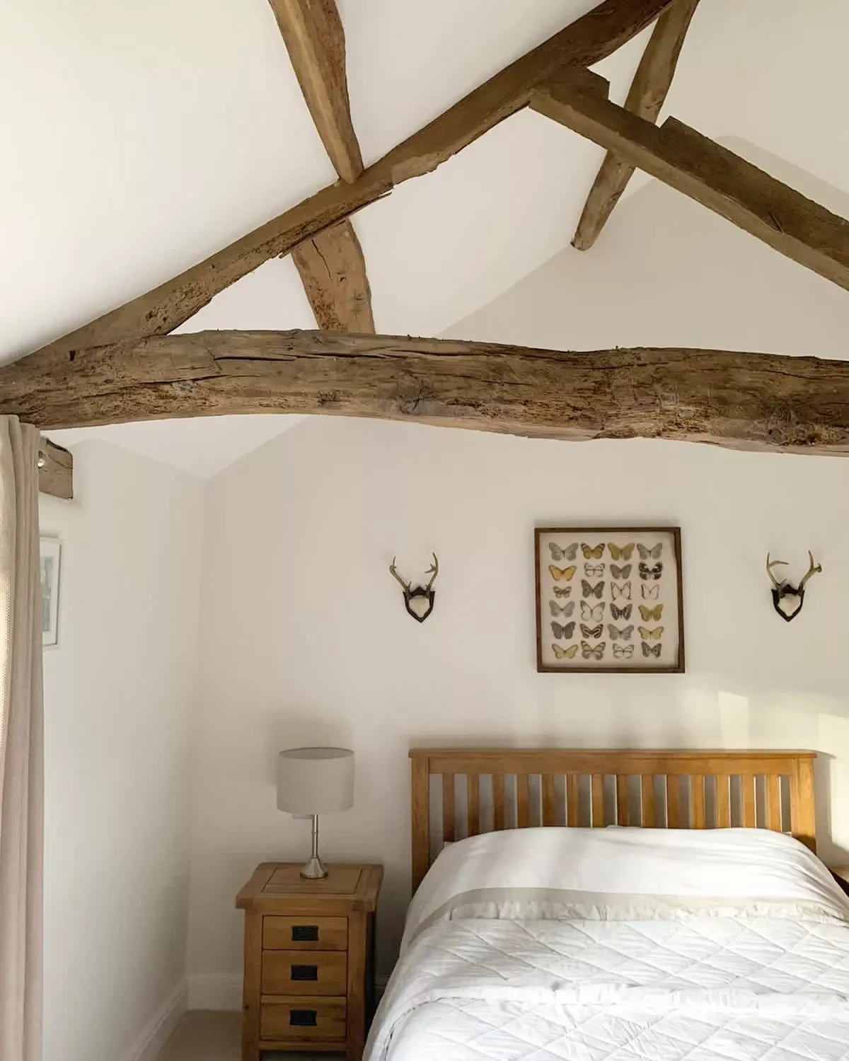 18 Rustic Cabin Decorating Ideas to Create Your Perfect Cozy Retreat 2 Make It Minimalist