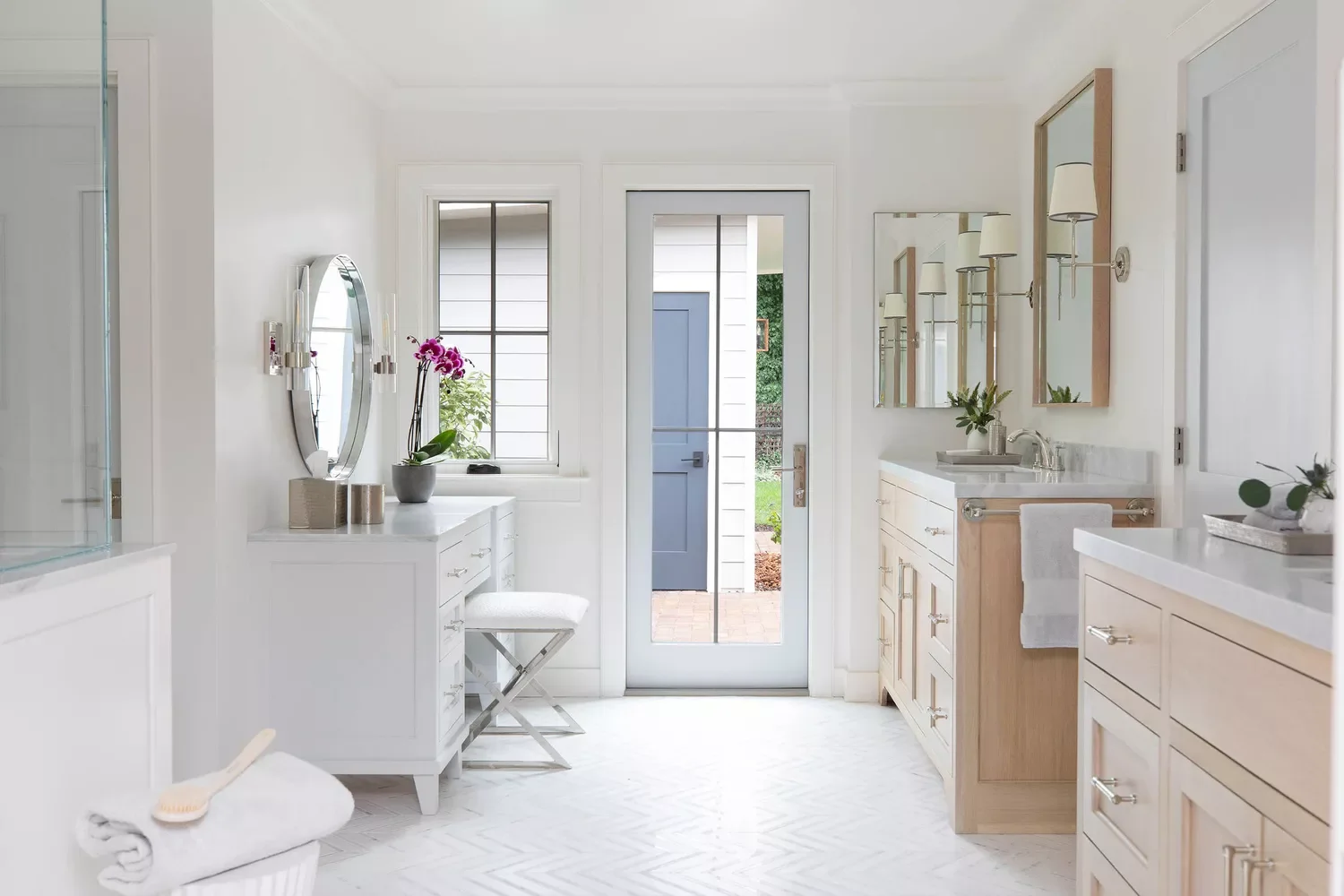 20 Beautiful Makeup Vanity Ideas to Transform Your Daily Beauty Routine 2 Make It Stand Out in the Space
