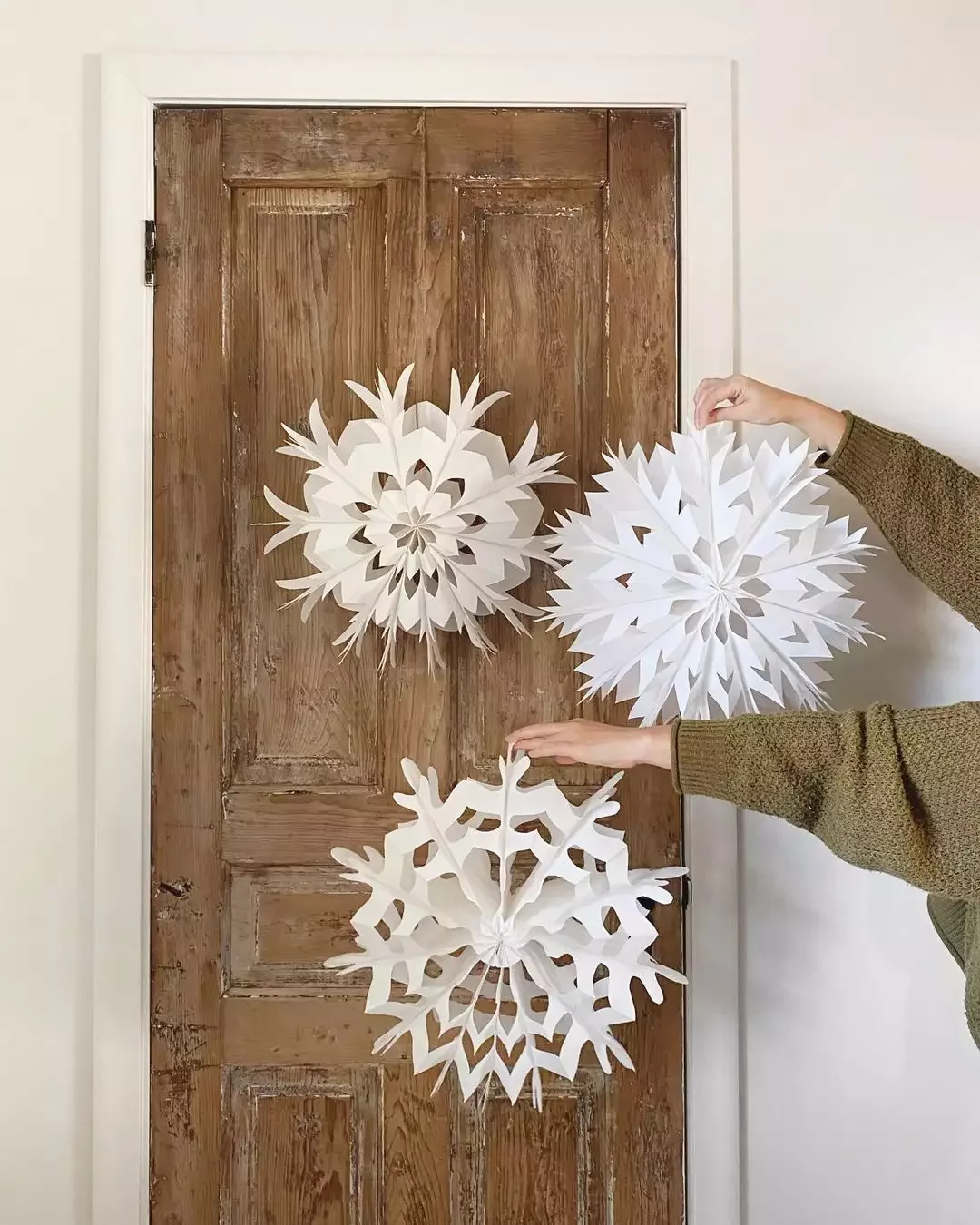 50 Festive Christmas Party Decorating Ideas Your Guests Will Absolutely Adore 30 Make Paper Snowflakes