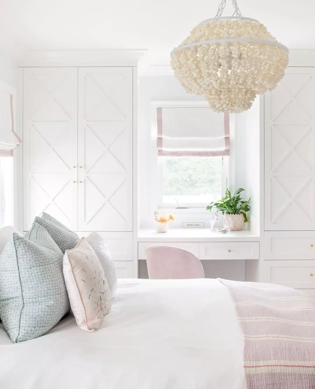 22 Peaceful and Expert-Approved Bedroom Arrangement Ideas 9 Make Space for a Vanity